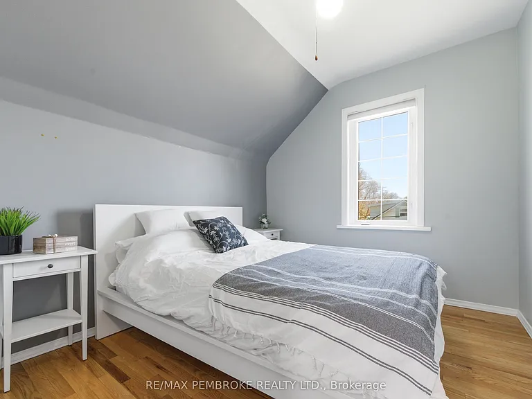 566 Perth St — Photo 36