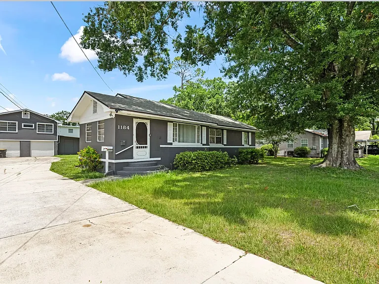 1184 Woodruff Ave — Photo 2