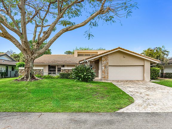 3rd image of 642 Lakewoode Circle W