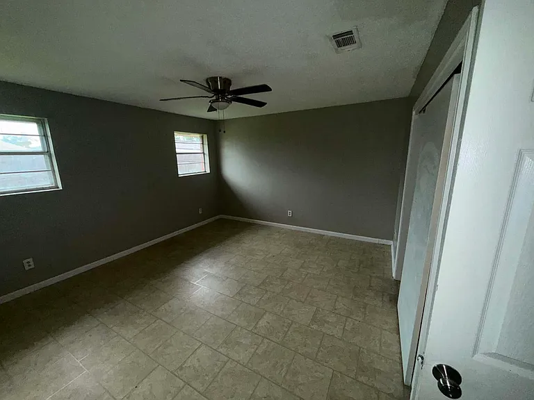 1716 Yorktowne Dr — Photo 9