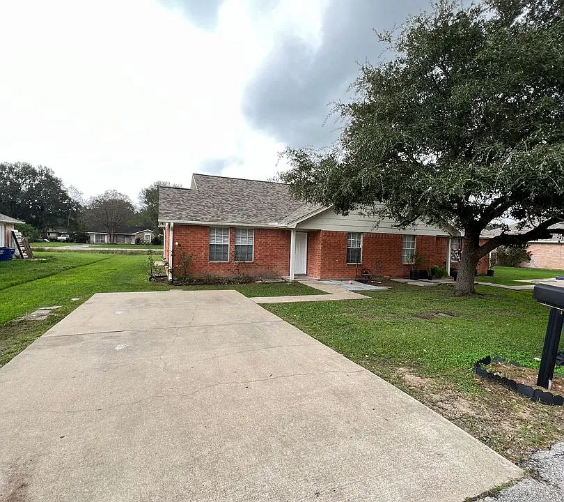 221 Hunters Ln