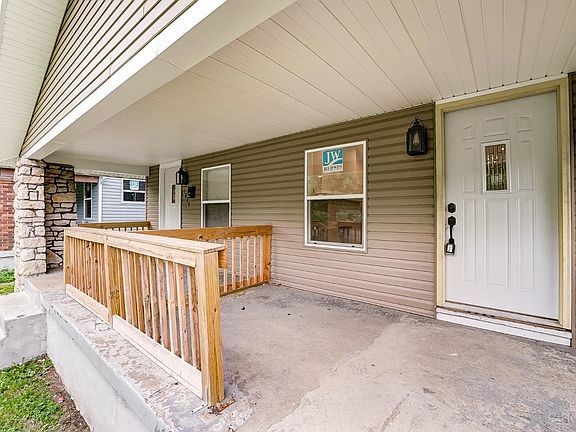3rd image of 1826 W Grand Ave