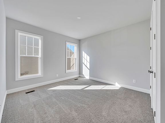 4th image of 984 Round Meadow Dr