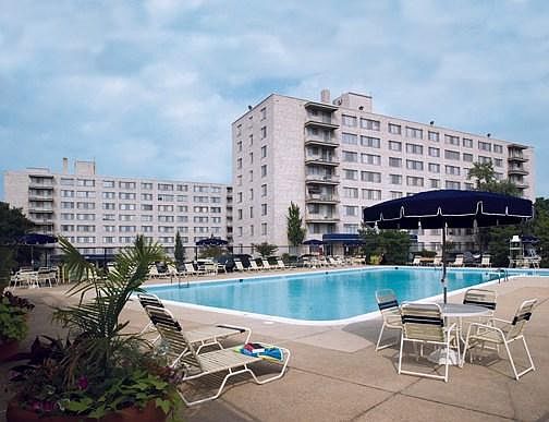 Relaxing swimming & wading pool