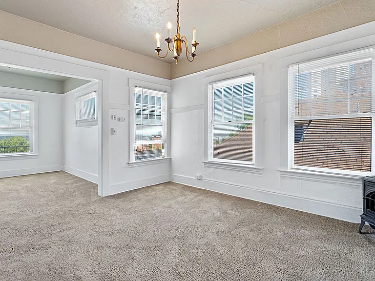 1 Bedroom with den close to SW! Walking distance to Providence Park! — Photo 10