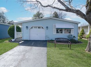 8 Village Cir E, Manorville, NY 11949