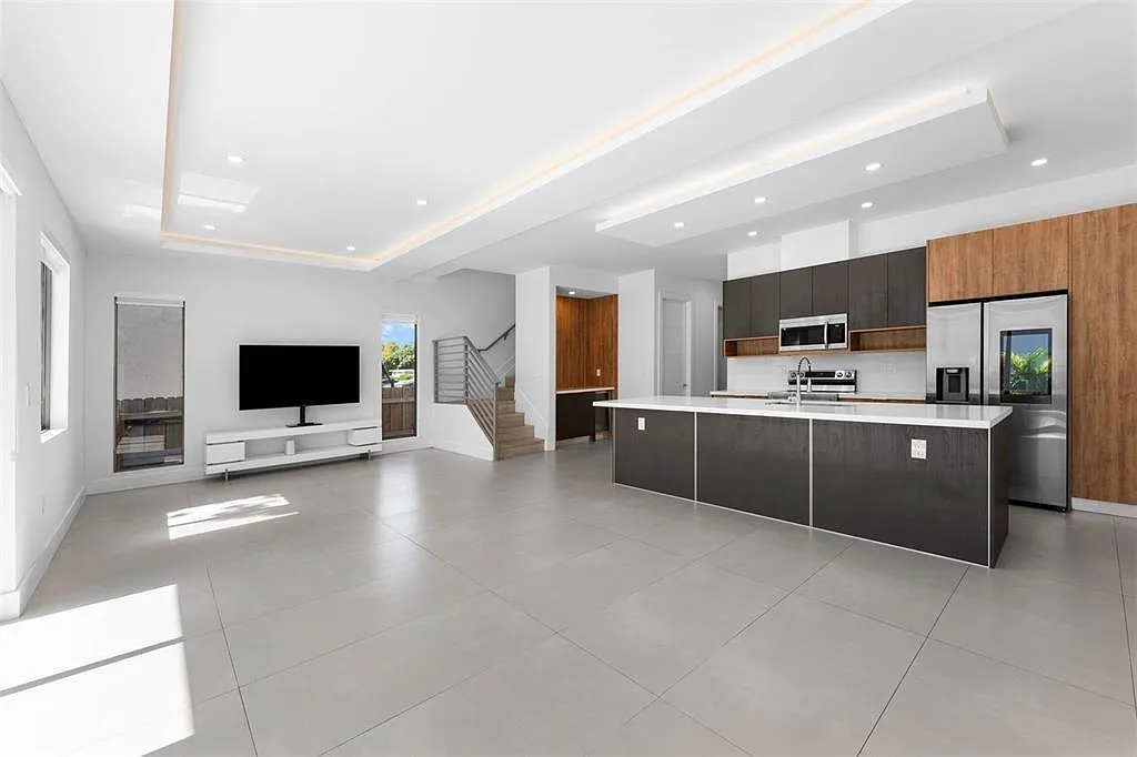 Great Location & Modern! — Photo 4