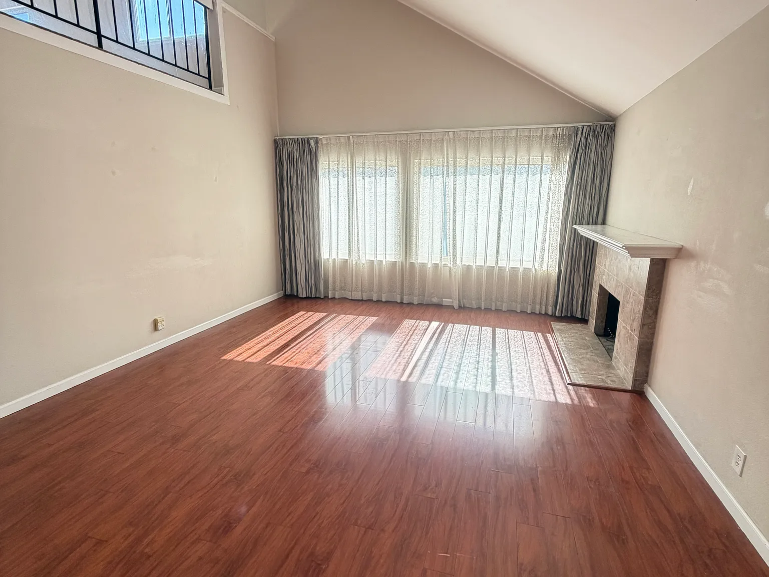 5 bed, 2236 sqft, $5,395 — Photo 3