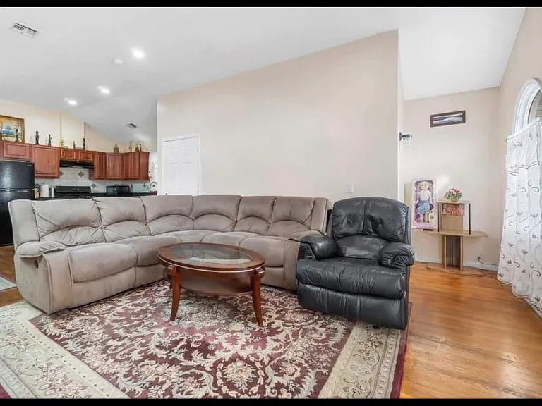 152 Virginia Ave — Photo 2