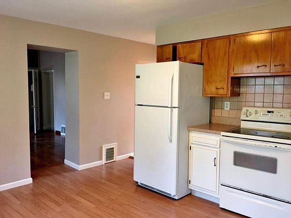 4th image of 1635 1/2 Belmont St