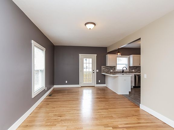 5th image of 95 Luton Ave SE