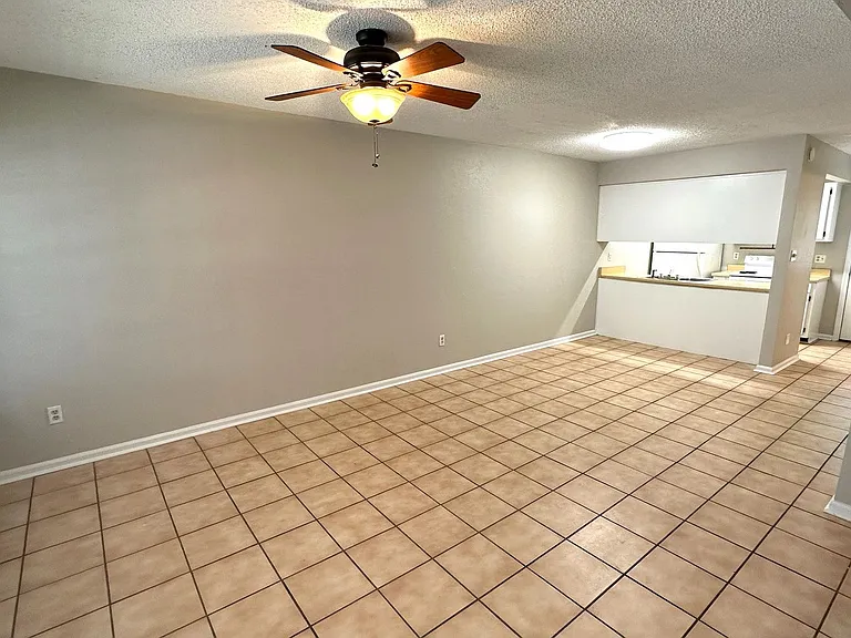 803 Timbers Ct — Photo 2