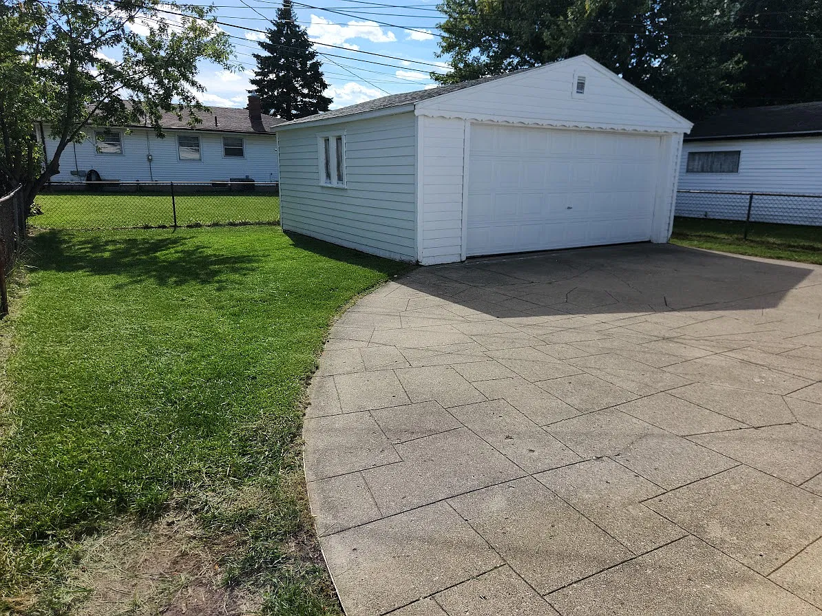 3 bed, 936 sqft, $1,600 — Photo 2