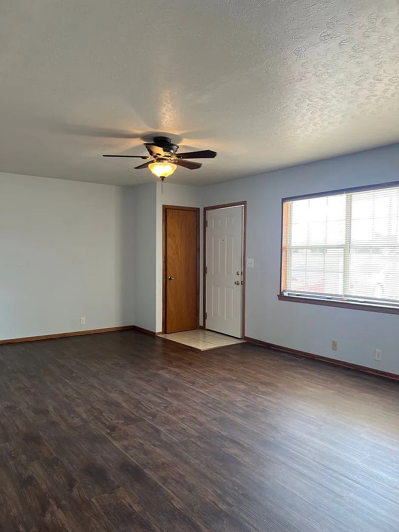 3 Bedroom 1 Bathroom House — Photo 3