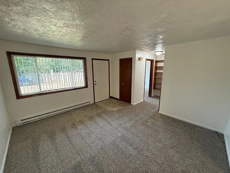 2042 Myrtle Ave NE — Photo 3