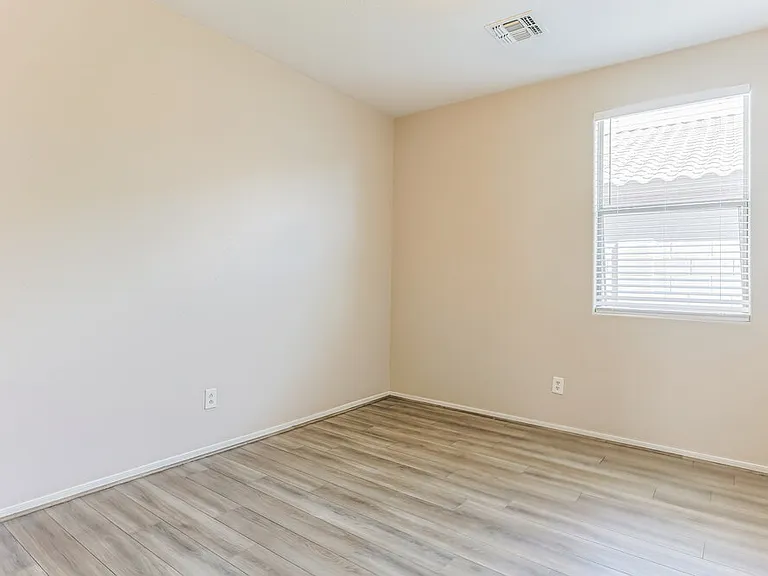 7905 S 73rd Ln — Photo 12