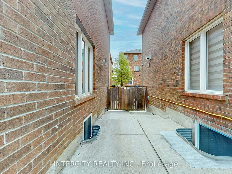 392 Derrydale Dr #LOWER — Photo 3