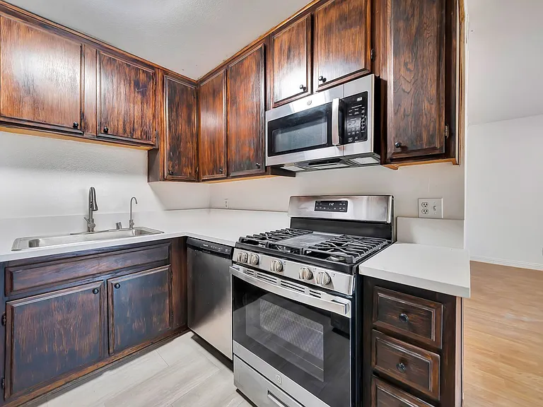 1614 E Chevy Chase Dr — Photo 9
