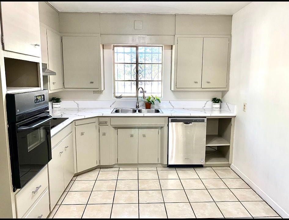 1st image of 1004 Girard Blvd NE