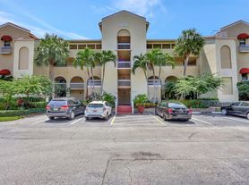 700 Uno Lago Dr