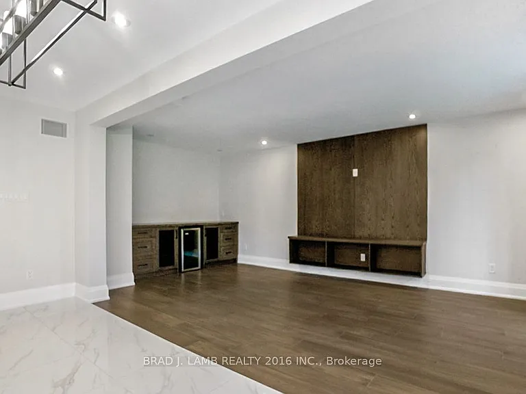 62 Royal Garden Blvd — Photo 9