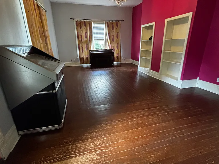 LIVING ROOM-WORKING JUKE BOX AND PIANO