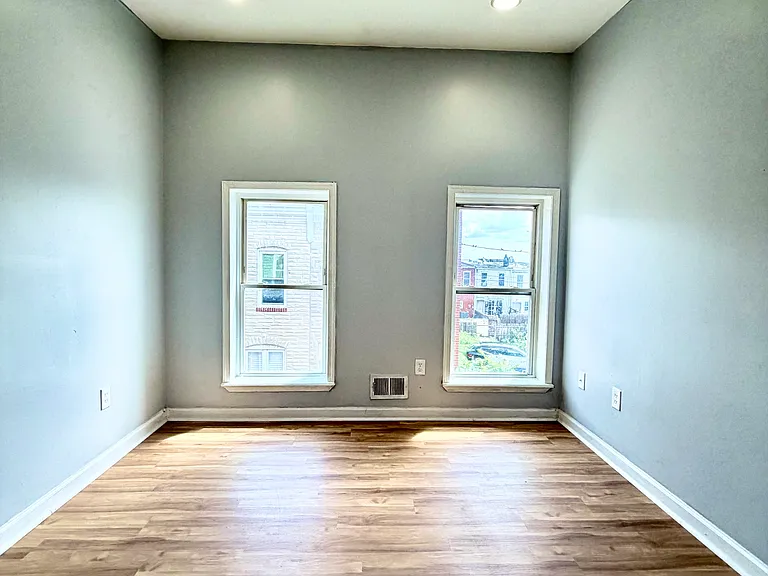 414 N Bradford St — Photo 12