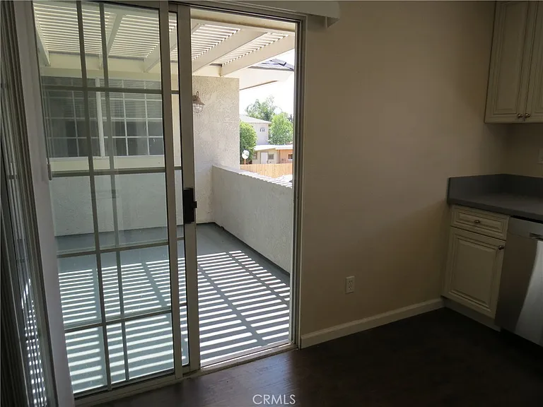 572 N Orange St — Photo 24