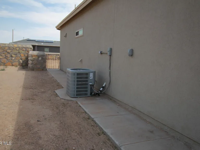 620 Adrian Arellano St W — Photo 88