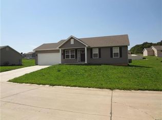 115 Creekside Dr, Winfield, MO 63389