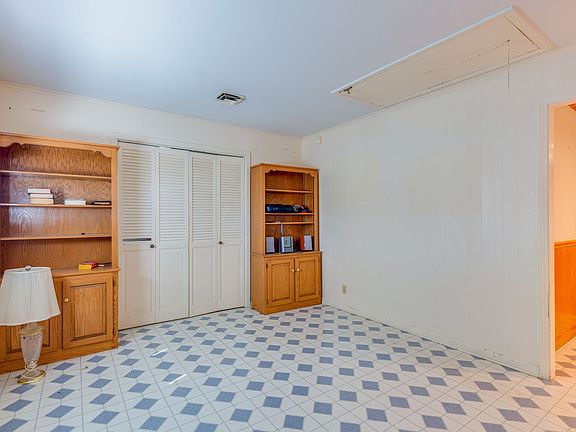 3rd image of 2933 Donna Hill Dr