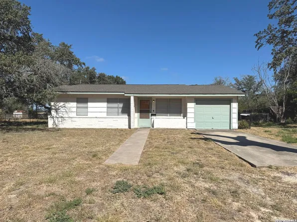 604 Mockingbird, Devine, TX 78016