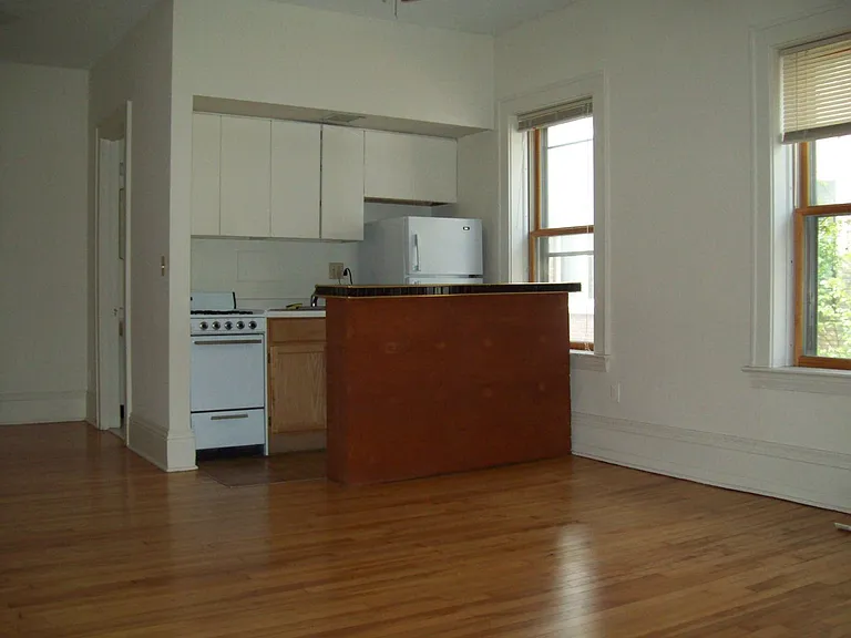 1919 Dupont Ave S — Photo 10