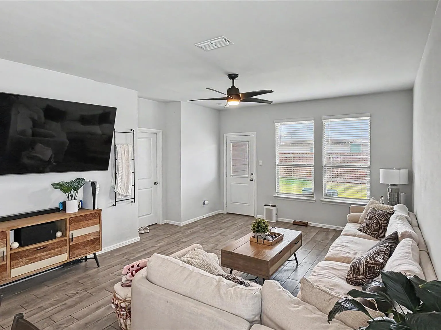 4 bed, 1733 sqft, $2,900 — Photo 3