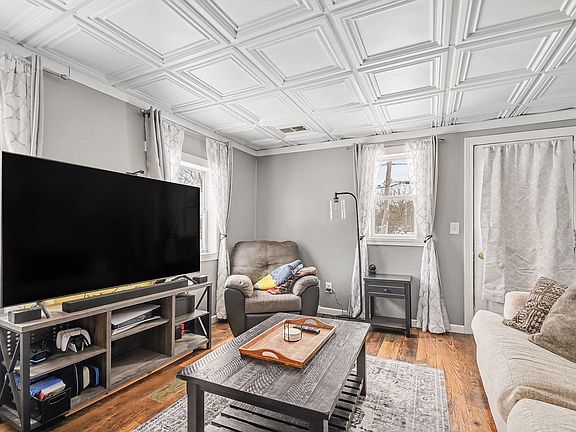 3rd image of 602 N Maple St