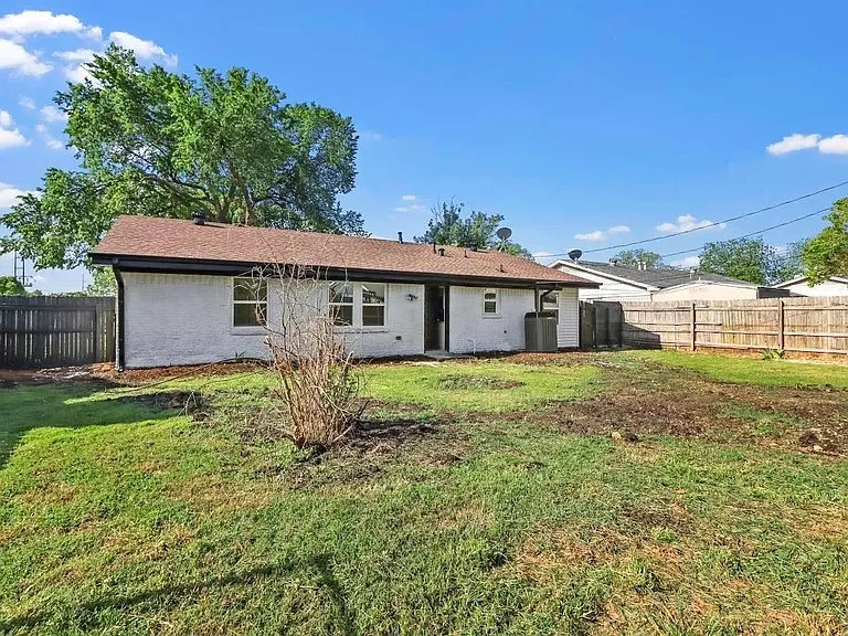 502 Melrose Dr — Photo 2