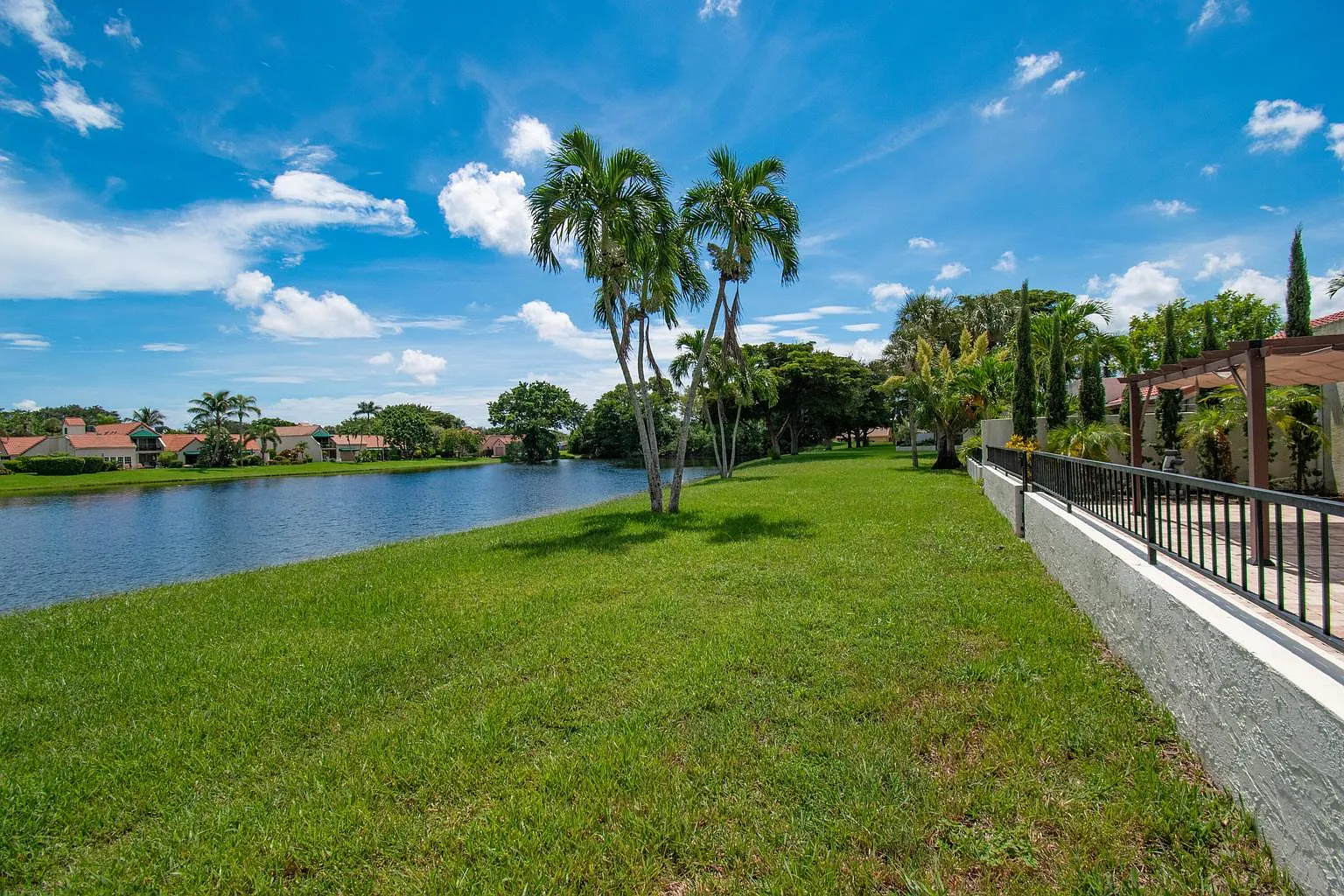 3 bed, 2.5 bath, 2076 sqft, $6,250 — Photo 2