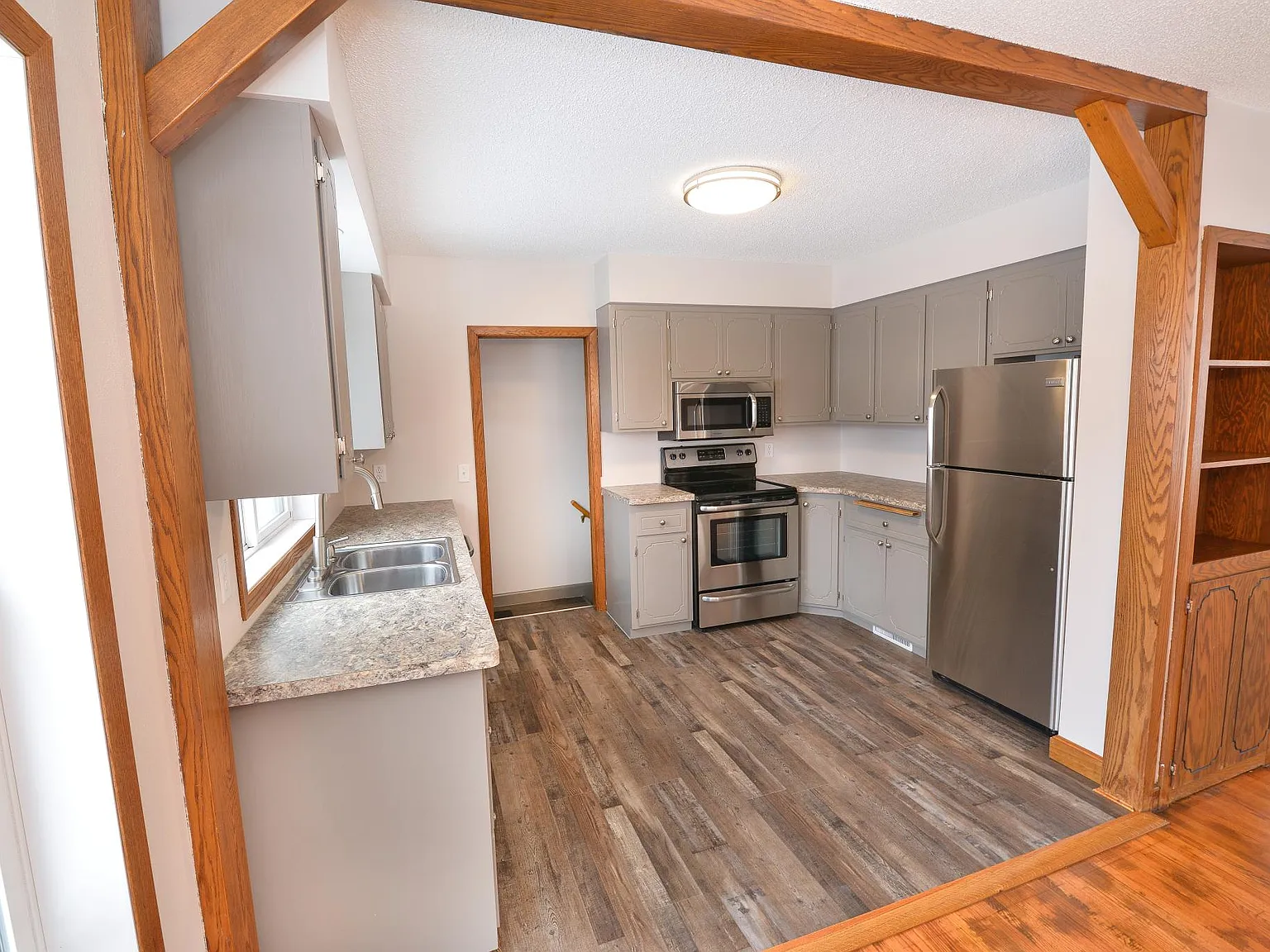 5 bed, 2300 sqft, $2,600 — Photo 3