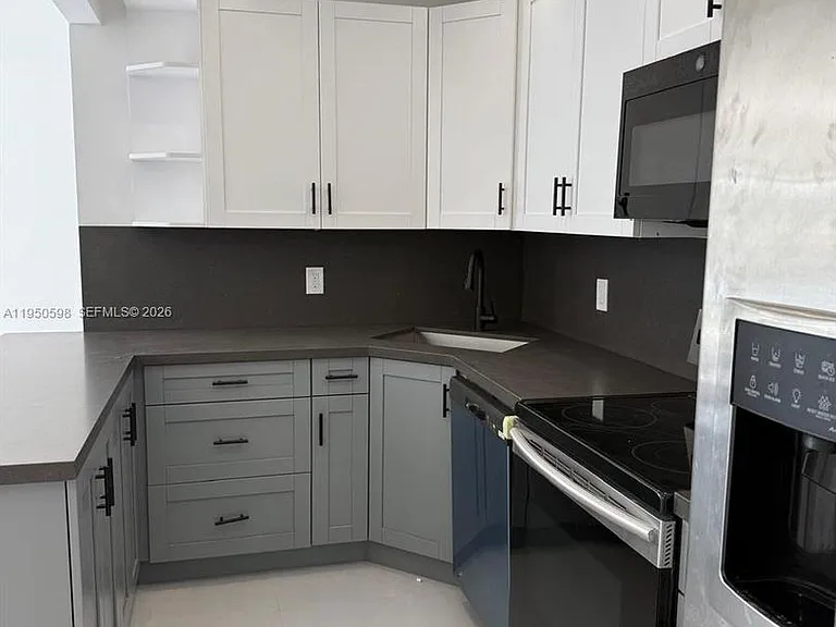 1056 SW 2nd St #1056 — Photo 3