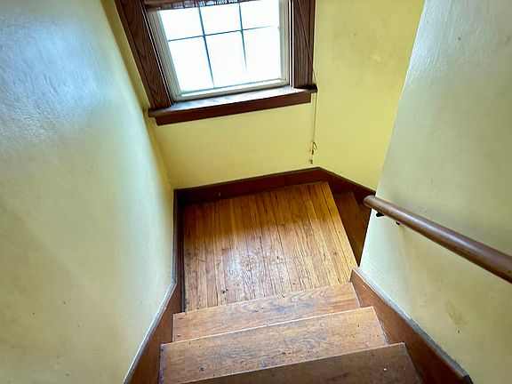 4th image of 1028 Vestal Rd