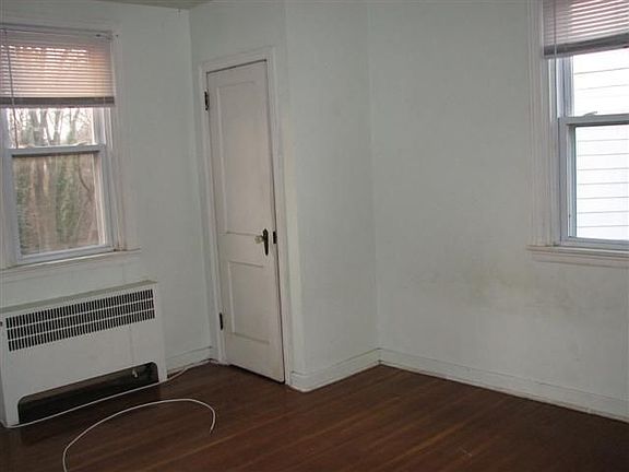 Middle bedroom