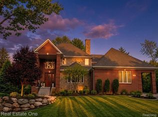 960 Hill Hollow Ln, Milford, MI 48381