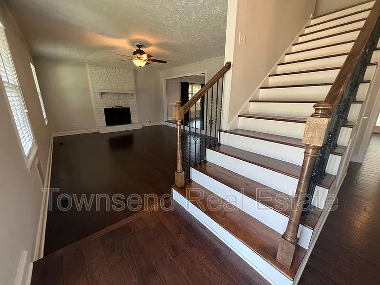 303 Wagoner Dr — Photo 4