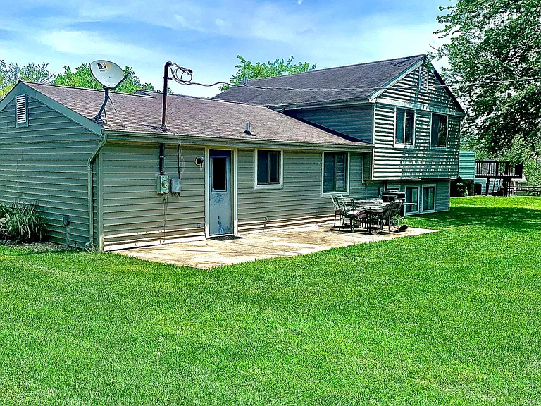 1891 Fernwood Pl — Photo 2