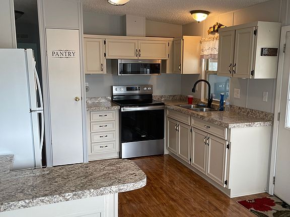 3rd image of 739 Sutton St