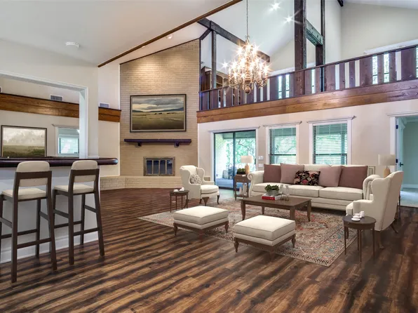 313 Lakeview Dr, Runaway Bay, TX 76426