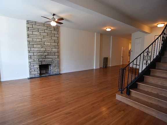 2nd image of 900-908 W Belmont Ave #904
