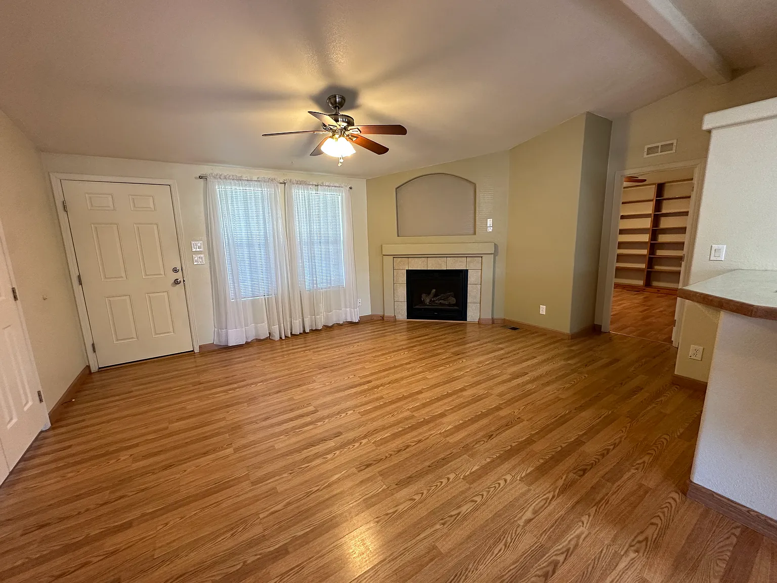 3 bed, 1136 sqft, $1,795 — Photo 2