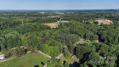 3rd image of 11308 Dogwood Ln
