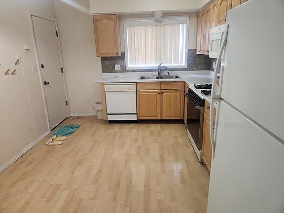 3rd image of 10423 Dearlove Rd APT 2